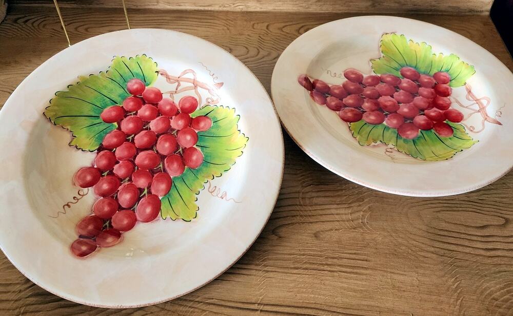 READ 2 Gibson Elite Red Grapes Pattern Salad Plates 9 1/2" VTG Hand Painted